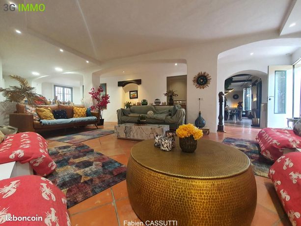 Maison 10 pièces 326 m²