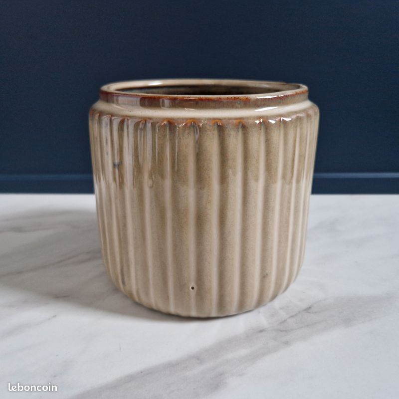 Cache pot en céramique (image 2)