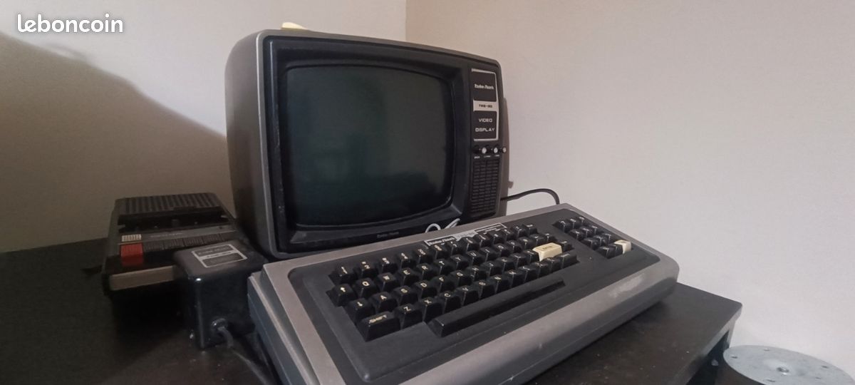 Épingle à Cravate Vintage TRS-80 – Ancien Ordinateur Rétro – Étain – Occasion