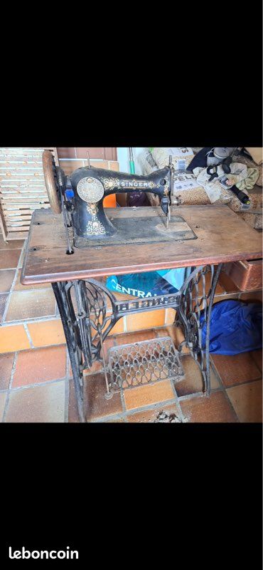 Machine à coudre sur meuble en bois (image 1)