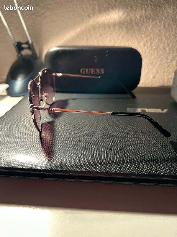 Lunette de soleil Guess (image 1)