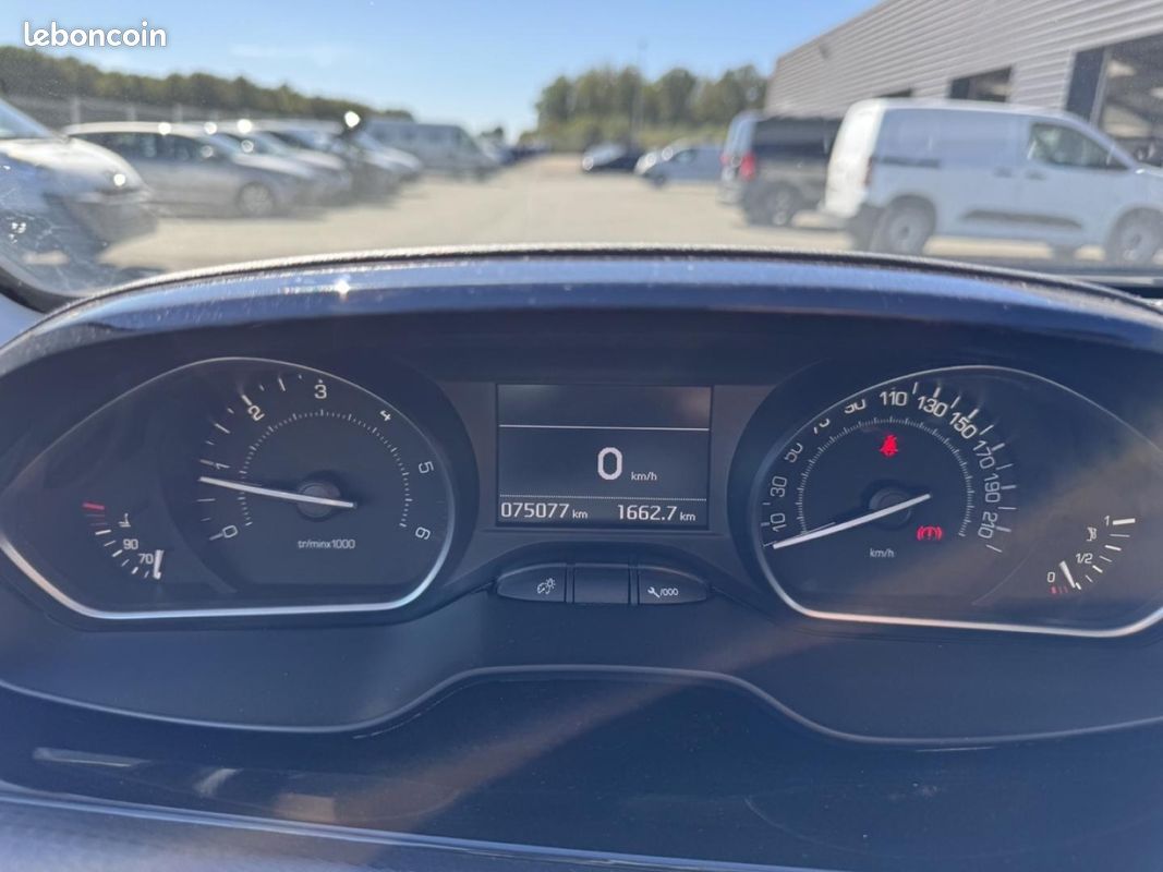 Peugeot 208 1.6 BlueHDi 75ch Allure Business S&S 5p (image 12)