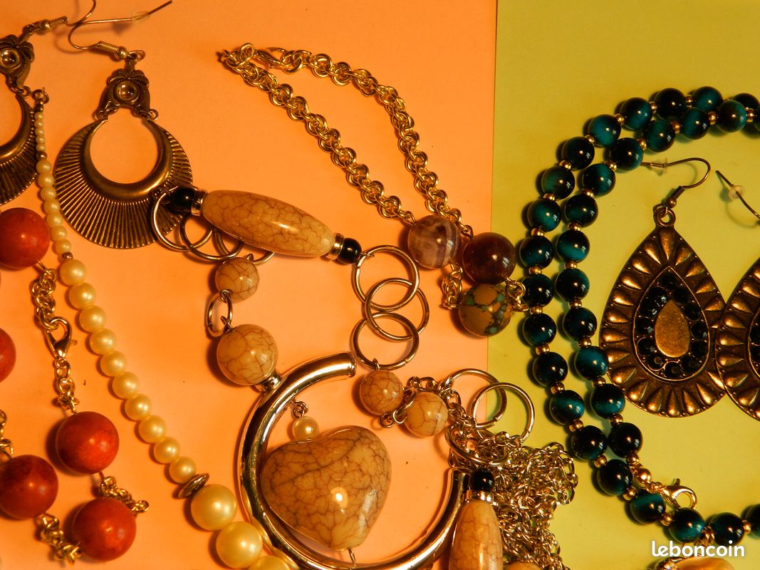 GROS LOT DE BIJOUX FANTAISIE VINTAGE - Collier, Broche, Bracelet, Boucles D'oreilles