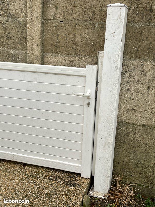 Grand portail blanc en pvc (image 2)