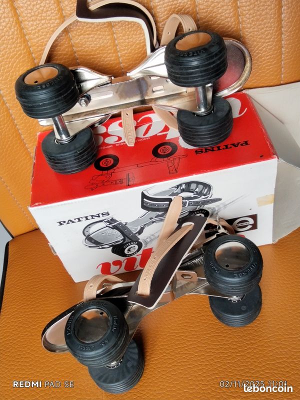 ANCIENS PATINS A ROULETTES VINTAGE RETRO