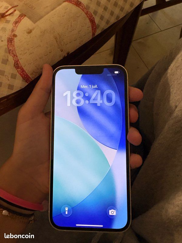 IPhone 13 etat presque parfait (image 1)