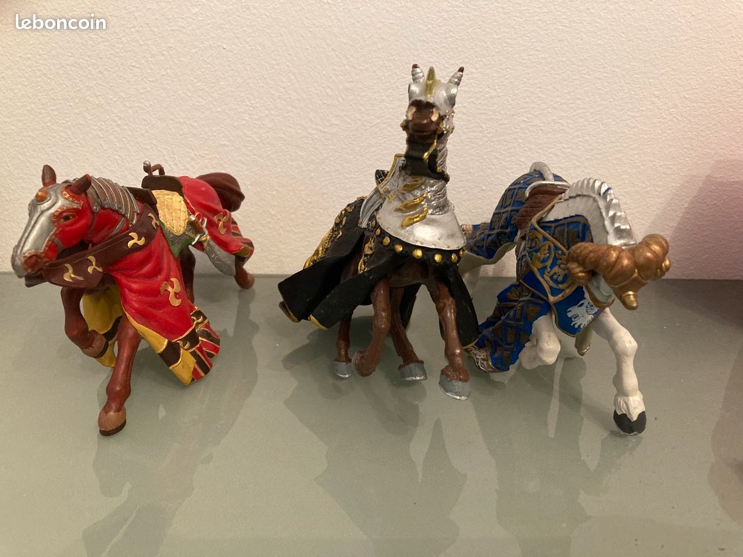 PAPO lot 2 chevaux médiévaux et 1 chevalier (image 3)