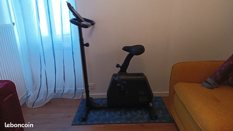 Vélo D’appartement DOMYOS – Excellent état, Avec Porte-tablette Et Programmes Fitness