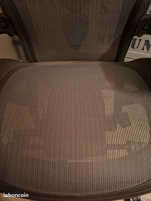 Fauteuil ergonomique Herman Miller Aeron Remastered – Taille B – avec appuie-tête (image 3)