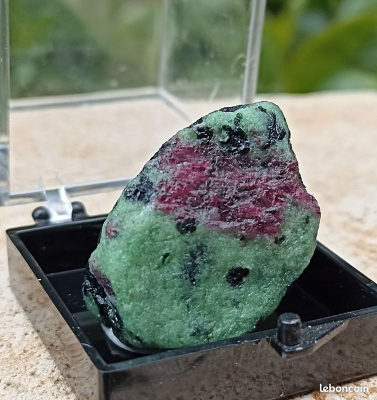 Rubis Brut Rare D'Afrique 12,28 Carats – Rouge, Vert Et Pourpre, Non Chauffé