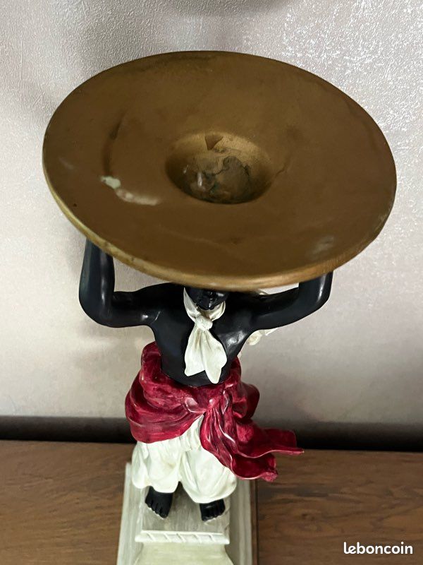 Figurine Bougeoir en Résine – Homme en Tenue Traditionnelle Africaine (image 4)
