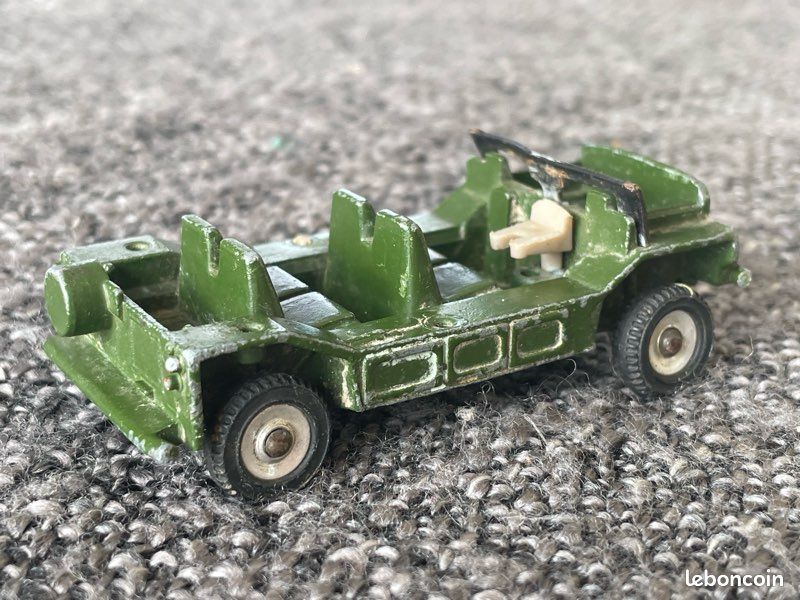 Dinky et Sam toys-2 camions militaires bâchés Humber, identiques mais différents Dinky et Sam toys-2 camions militaires bâchés Humber, identiques mais différents