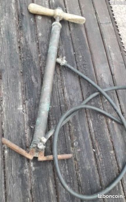 Ancienne pompe à air à pied (image 1)