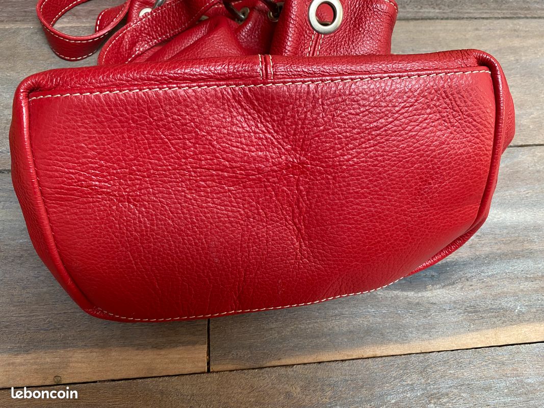 Sac seau en cuir rouge grainé, 30cm réversible daim marron avec breloques floche (image 3)