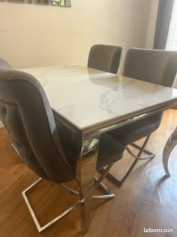 Magnifique table plus 4 chaise don une abîme (image 1)