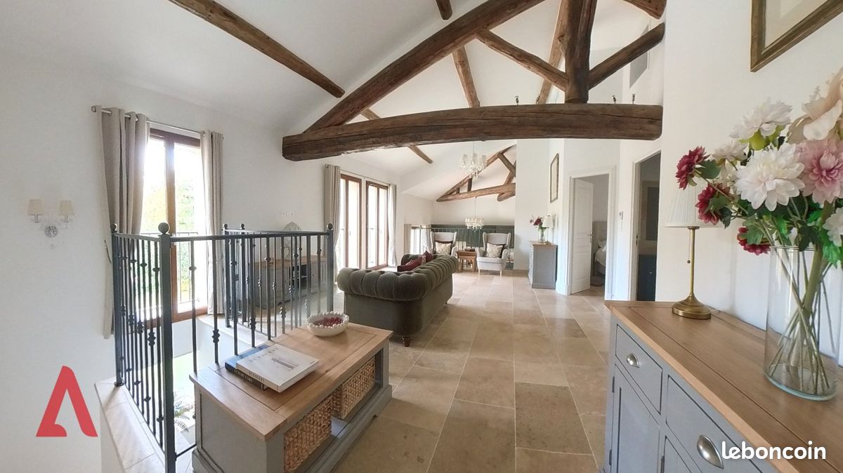 Maison 7 pièces 250 m² · à Saint-Geniès-de-Fontedit · 250 m² · 700 000 €