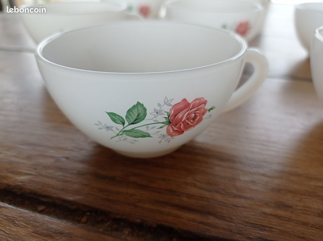 Lot 7 tasses arcopal motif roses (image 2)