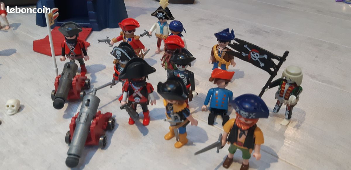 Lot 34 playmobil pirates (image 2)