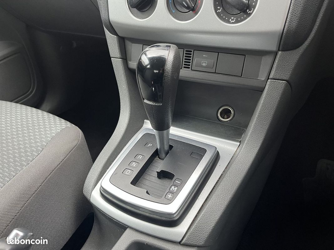 Ford FOCUS 1.6 100CH GHIA BVA 4P (VOLANT À DROITE) (image 15)