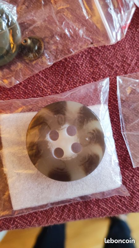 Neuf : lot de boutons + un kit d'étiquettes thermocollantes (image 2)