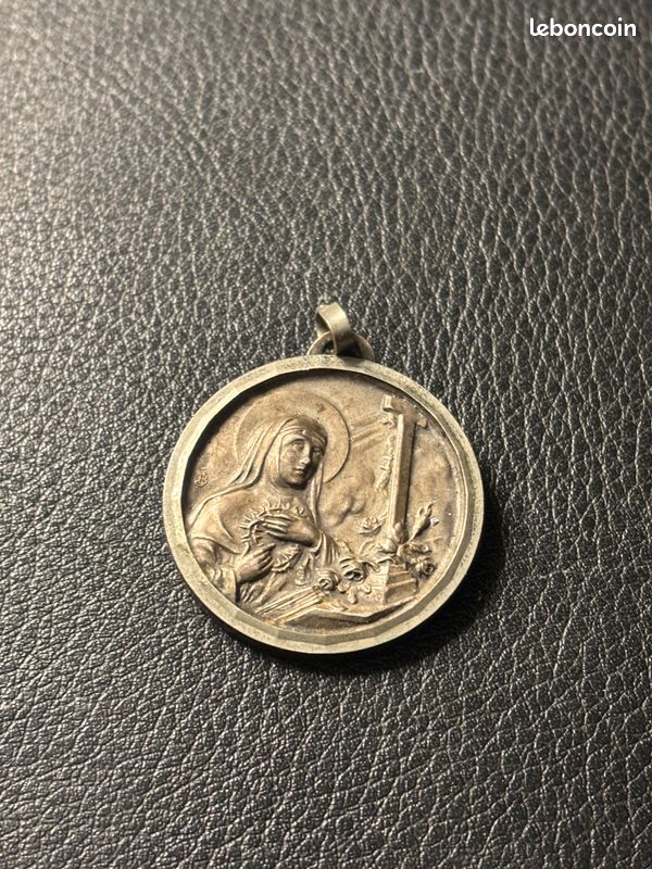 Ancien pendentif religieux couleur argent vintage (image 1)