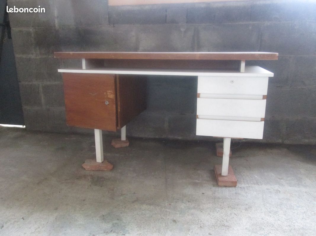 Bureau (image 1)