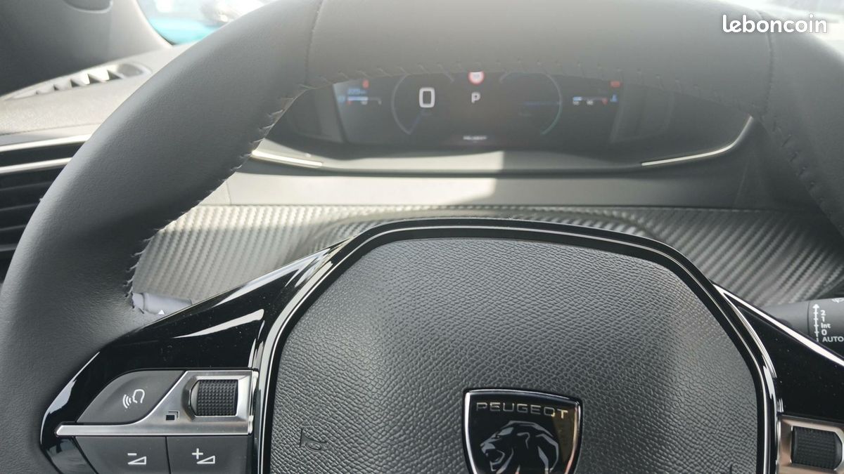 PEUGEOT 2008 Hybrid 145 e-DCS6 Allure (image 15)