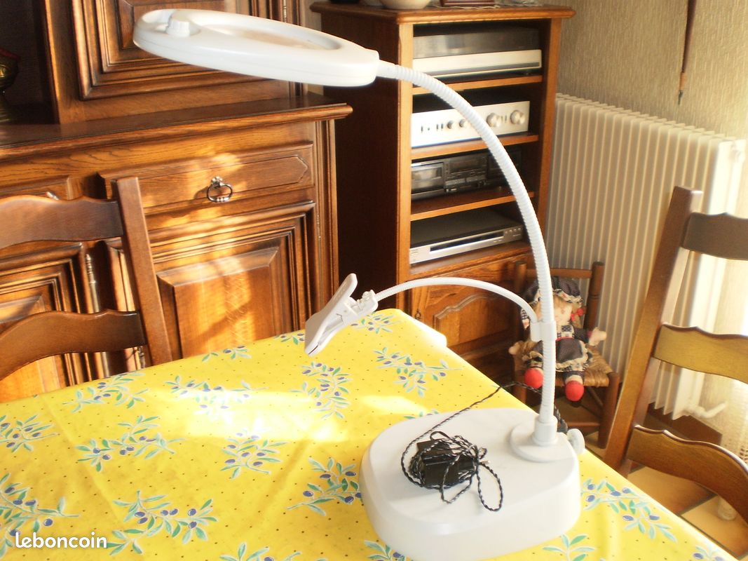Loupe eclairée sur pied (image 1)