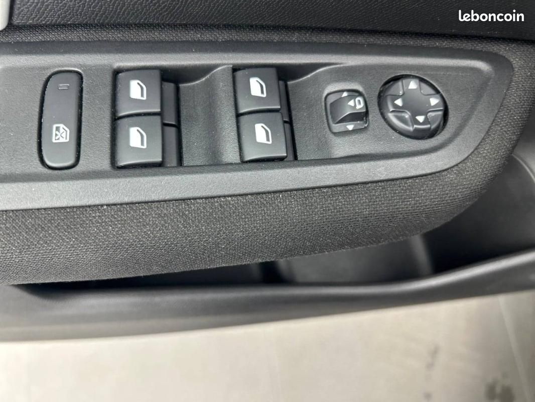Citroën C4 SOCIETE BLUEHDI 130 EAT8 - PRO BUSINESS R (image 15)