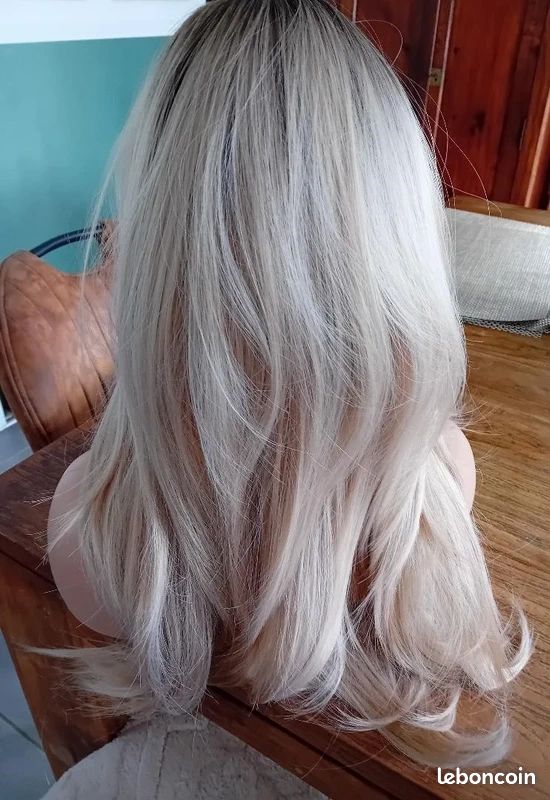 Perruque Femme Mi-longue Hilary 24B - Blond Doré - Synthétique à Raie Libre - Neuf Avec étiquettes