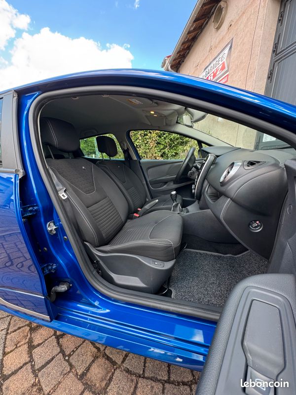 RENAULT CLIO IV PHASE 2 0,9 TCe 90cv EDITION GT Line / PHARES FULL LEDS / SIEGES CHAUFFANTS / PEINTURE BLEUE IRON / KEYLESS GO / CLIM AUTO ETC... (image 4)