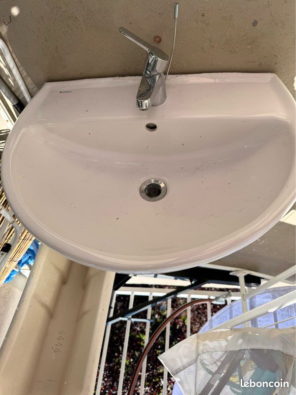Vasque et pied salle de bain (image 1)