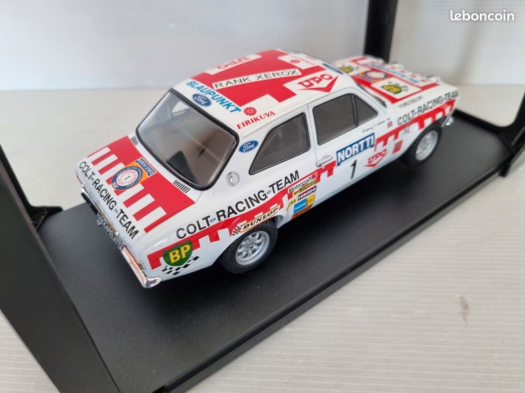 IXO Ford Escort Mki Rs 1600 Blanc Bleu 1974 1/18