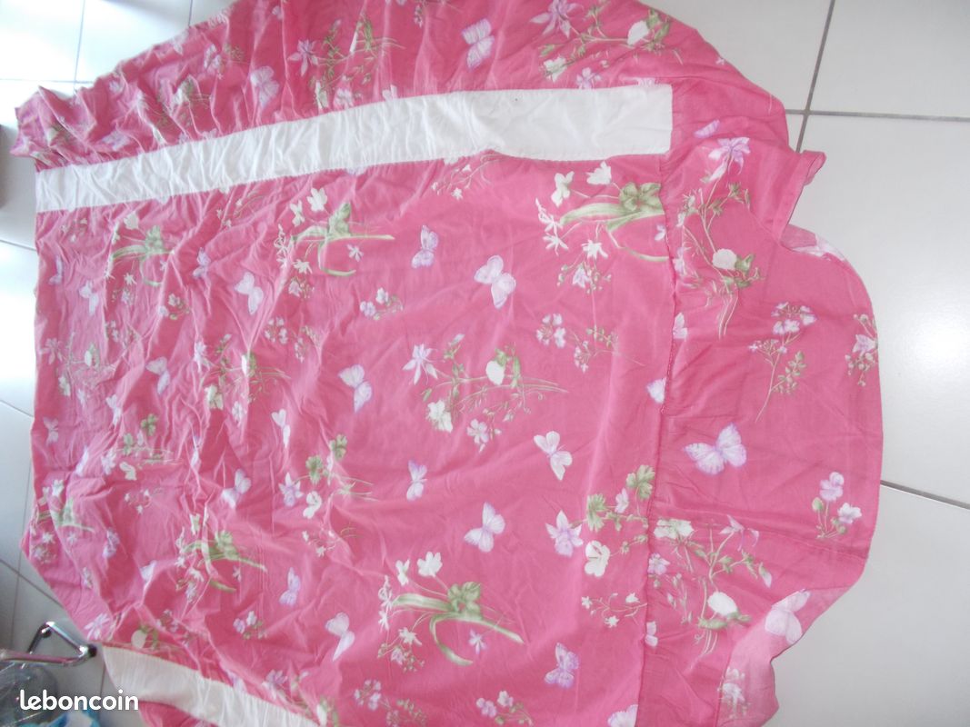 Couvre lit framboise "fleurs papillons" 140 cm (image 1)
