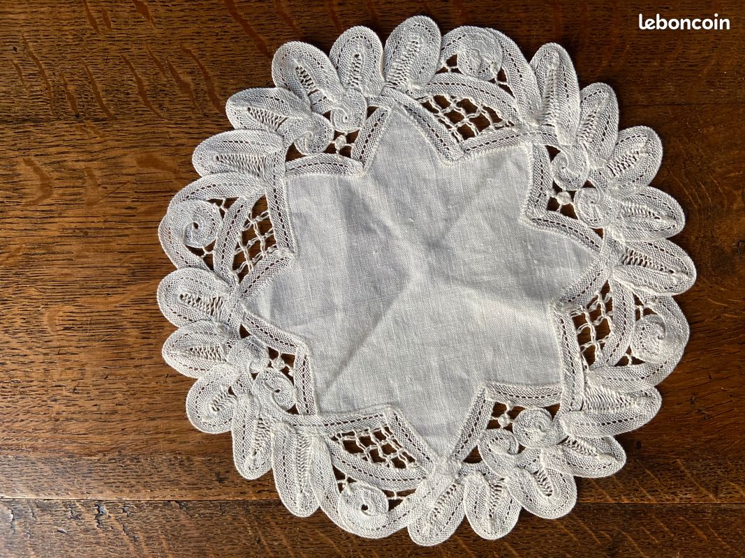 Lot 8 napperons anciens (image 6)