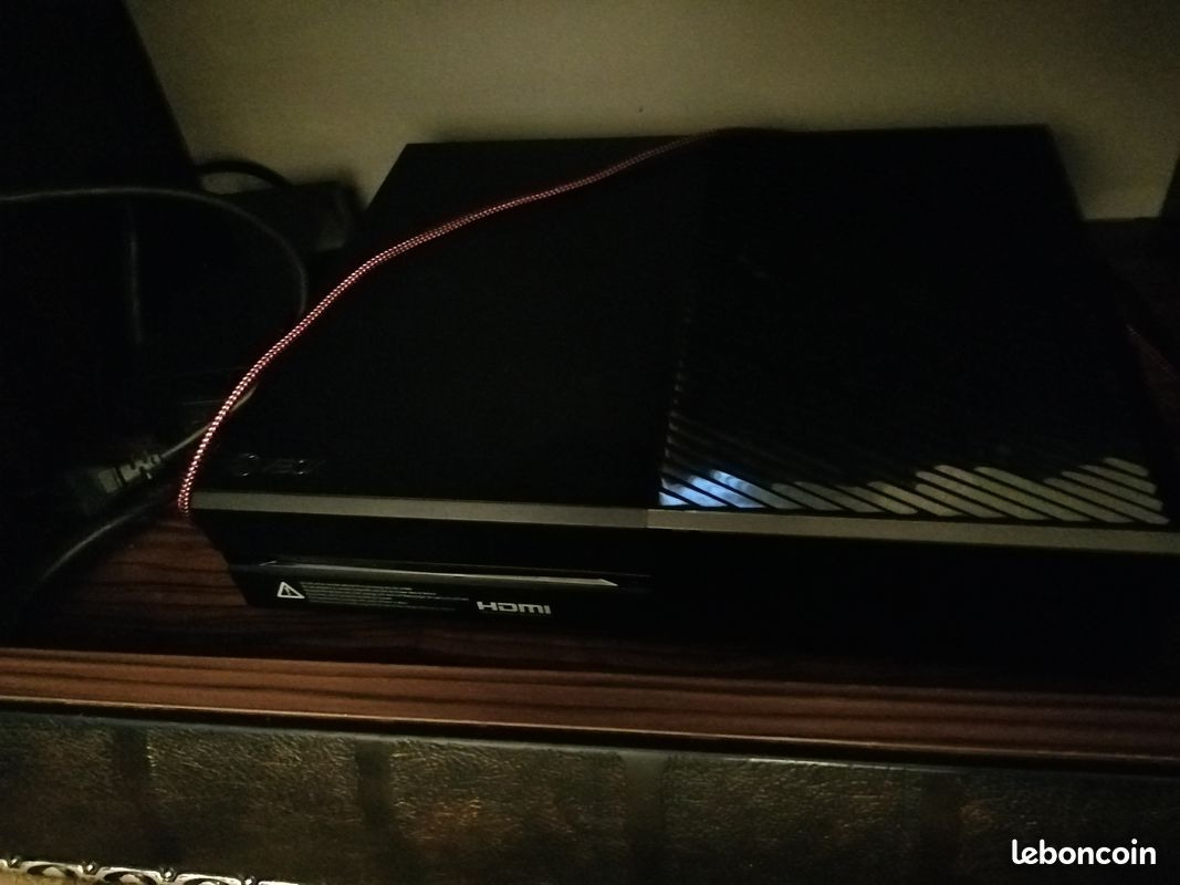 Xbox one avec une manette gta 5 et fifa 20 (image 1)