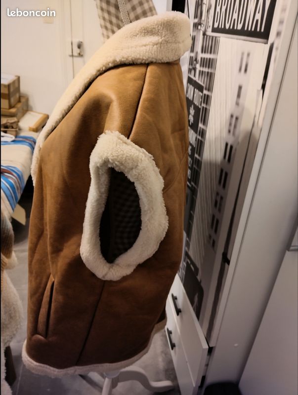 Veste Zara Neuve Avec étiquette - Taille XL, Couleur Beige, Avec Pompons Décoratifs, Style Petit Gabarit
