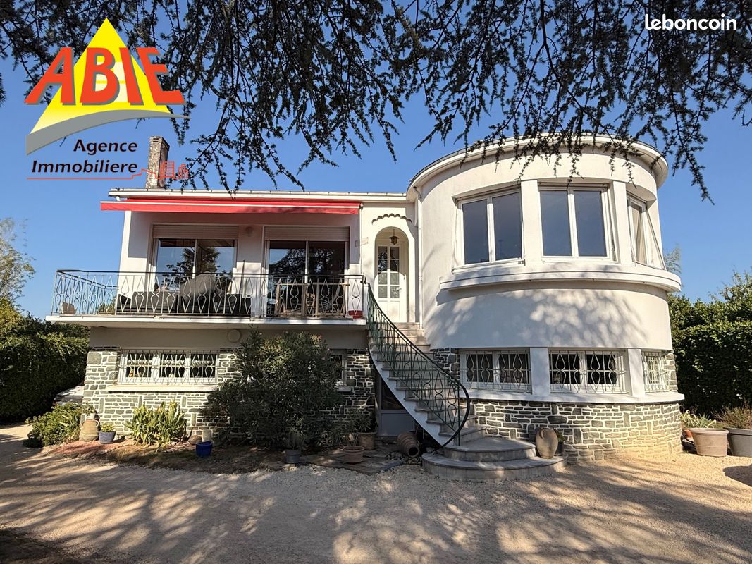 Maison 10 pièces 242 m² · à Fontenay-le-Comte · 242 m² · 334 400 €