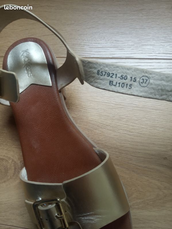 Sandales Kickers dépareillées (image 4)