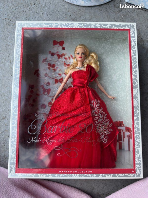Barbie Joyeux Noël : les 25 robes de Barbie Joyeux Noël en images