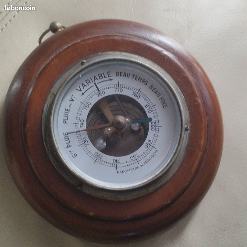 🕰️ Un baromètre anéroïde ancien avec un joli boîtier en bois circulaire (image 1)