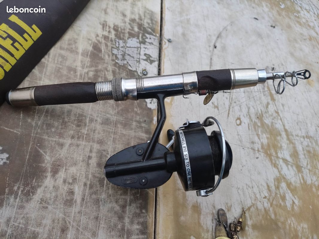 Une paire de moulinets de pêche Mitchell 2140G vintage des années 1990 - Canada