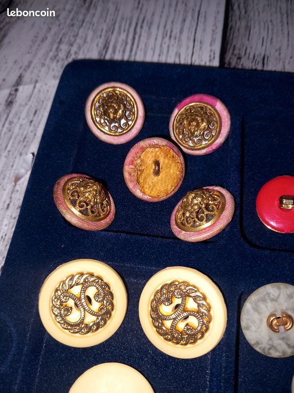 Lot De Boutons Anciens Haute Couture - Mercerie Vintage - Forme Ronde En Résine - Occasion