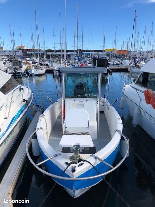 Bateau AVEC place au port au Sainte Marie. Longueur 6,70m. Moteur 250cv (image 1)