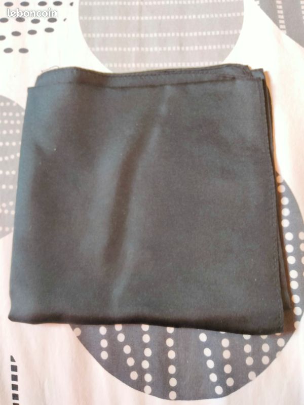 Foulard noir 67x68 cms (image 3)