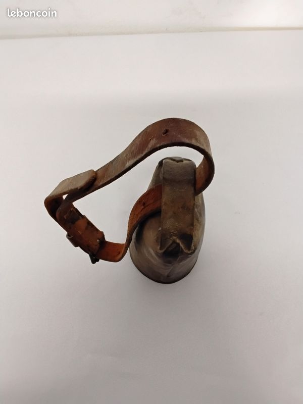 Cloche en métal avec lanière en cuir - Label Emmaüs Cloche en métal avec lanière en cuir - Label Emmaüs