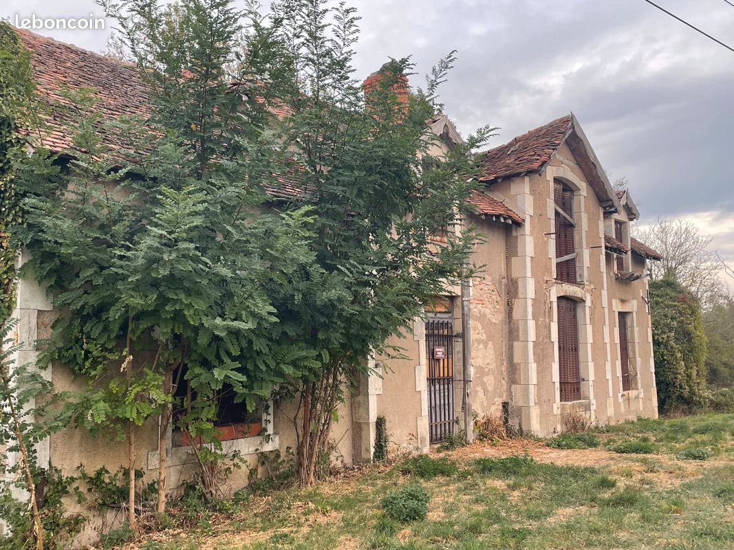 Maison 9 pièces 250 m² · à Saint-Hilaire-Fontaine · 250 m² · 30 000 €