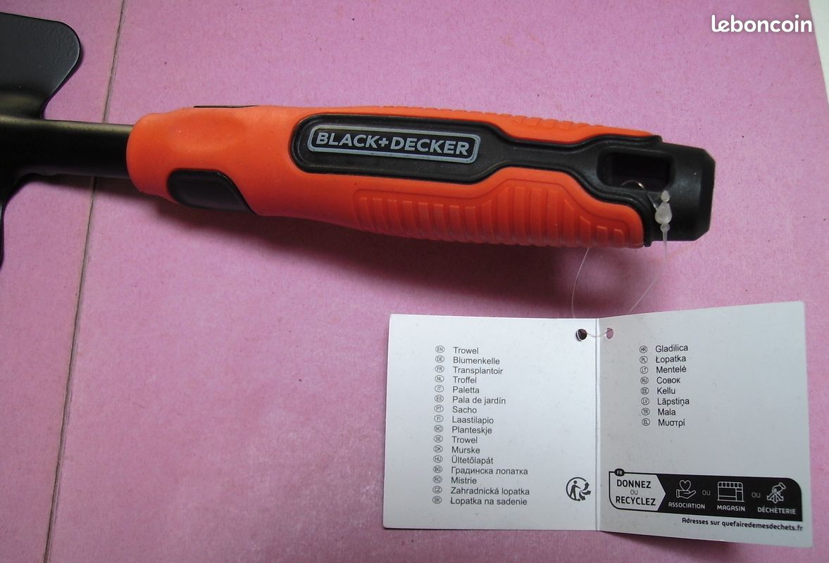 Pelle de jardin, transplantoir avec échelle de mesure . Marque Black et Decker (image 3)