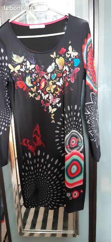 Robe noire avec des papillon strasser taille 38 40 (image 1)