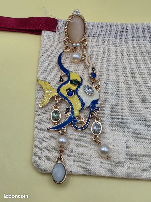 Boucles d’oreilles fantaisie poissons dorées, émail et perles (image 5)